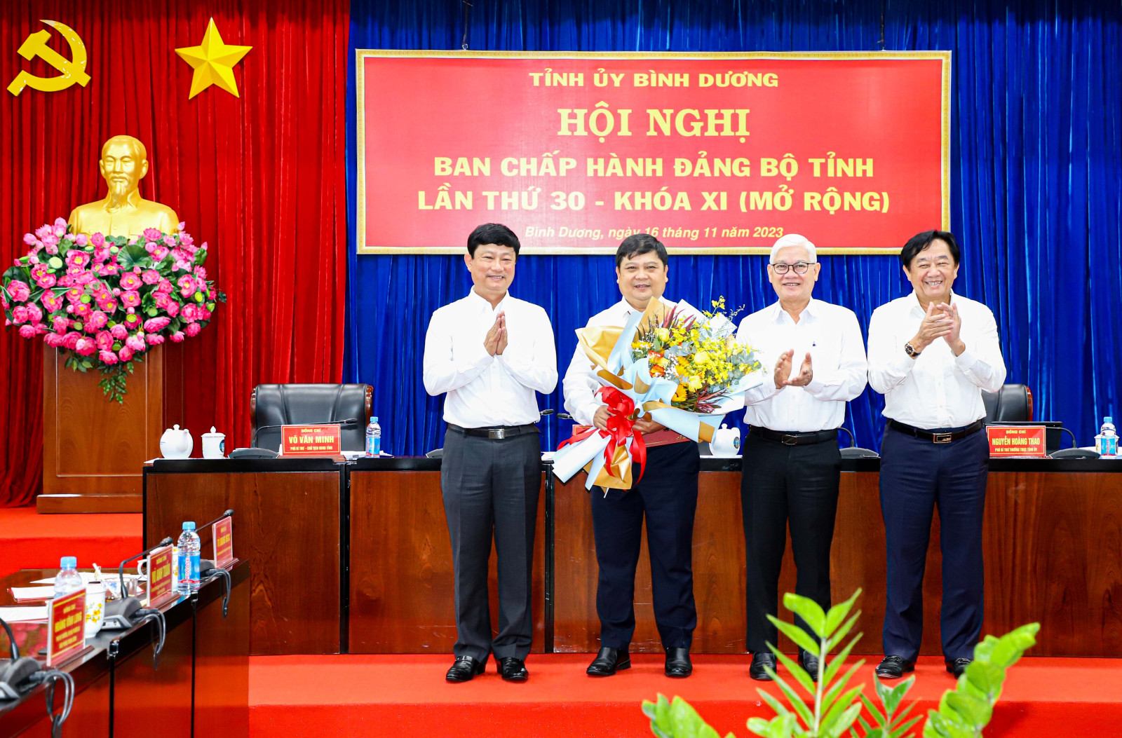 Các đồng chí lãnh đạo Tỉnh ủy tặng hoa chúc mừng đồng chí Nguyễn Chí Trung tham gia Ban Thường vụ Tỉnh ủy nhiệm kỳ 2020 - 2025.